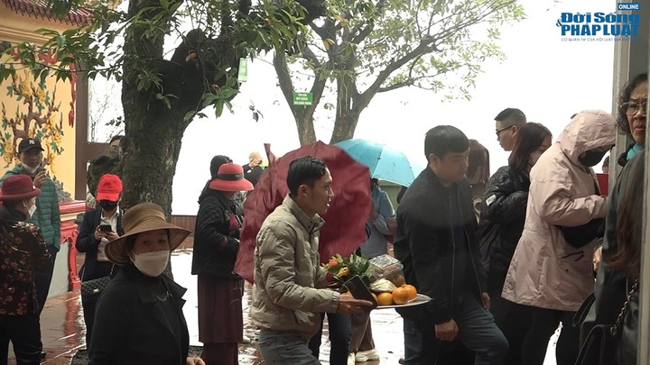 Hàng ngàn người dân “đội mưa” đi lễ Rằm tháng Giêng sớm