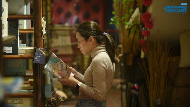 Hà Nội: “Độc lạ” hiệu sách không nhân viên, khách tự phục vụ và trả tiền qua ứng dụng