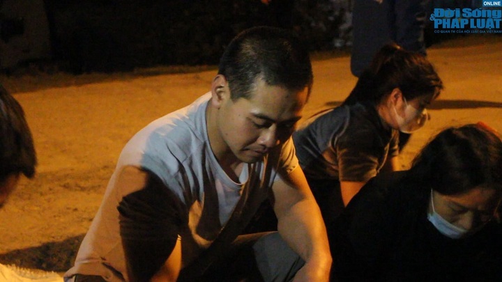 Người đàn ông cần mẫn sửa chữa đường phố mỗi đêm