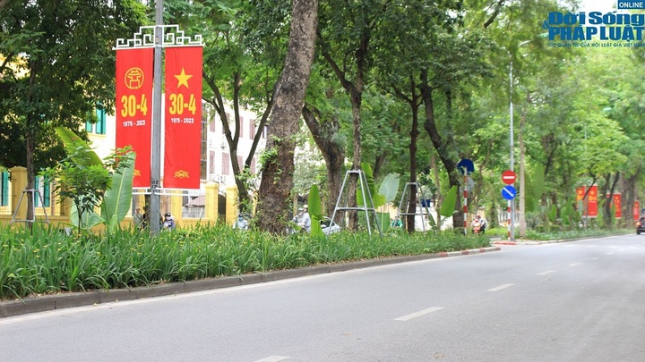 Chùm ảnh: Đường phố Hà Nội vắng vẻ trong dịp nghỉ lễ 30/4-1/5