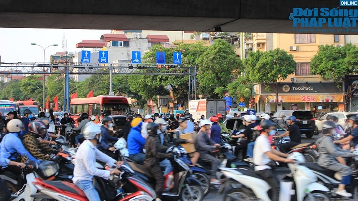 Người dân trở lại Hà Nội sau kỳ nghỉ lễ 30/4 - 1/5, cửa ngõ thủ đô ùn tắc kéo dài