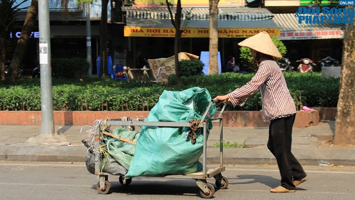 Hà Nội: Người lao động vất vả mưu sinh dưới nắng nóng gay gắt