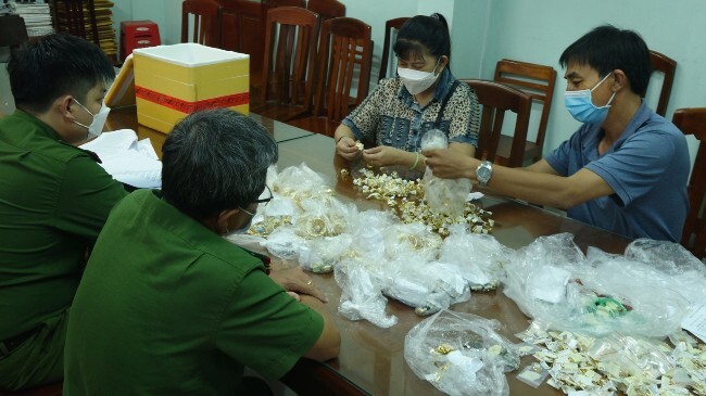 Trao trả gần 5,8kg vàng tang vật cho vợ chồng chủ tiệm vàng