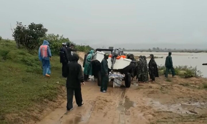 Tin tức thời sự mới nóng nhất 15/11: Hàng trăm người tìm bé trai mất tích khi bơi qua sông