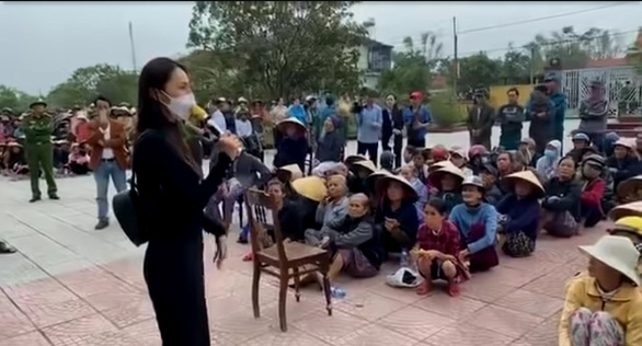 Ca sĩ Thuỷ Tiên trao quà từ thiện kiểu