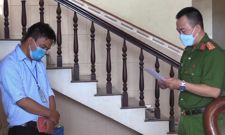 Tạm giam 3 tháng với bác sĩ tiêm vaccine chui, lấy tiền của dân