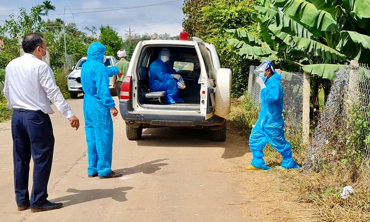 Đi làm thuê phát hiện bị COVID-19, bệnh nhân bỏ trốn khỏi khu điều trị, cố thủ trên cây 