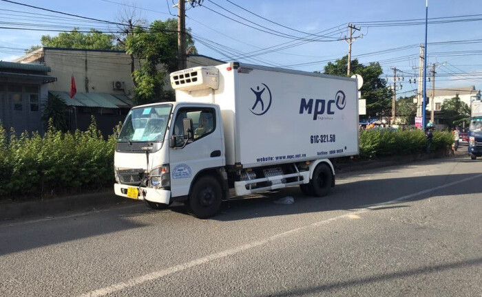 Va chạm với xe tải ở ngã tư 