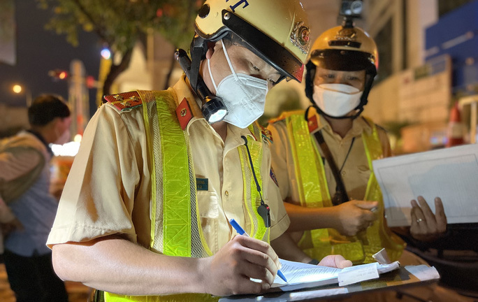 TP.HCM: Tài xế bị phạt vì uống 3 lon bia, nồng độ cồn kịch khung