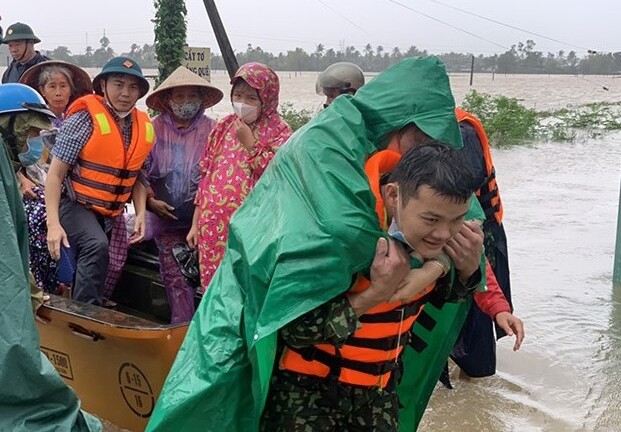 Thủ tướng chia sẻ với khó khăn, mất mát của nhân dân vùng lũ, chỉ đạo tập trung ứng phó, khắc phục hậu quả thiên tai