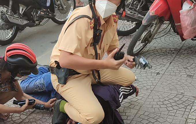 TP.HCM: CSGT rút súng trấn áp kẻ đâm gục 2 người phụ nữ giữa đường