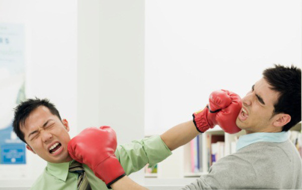 Nhân viên đánh nhau tại văn phòng có bị sa thải không?