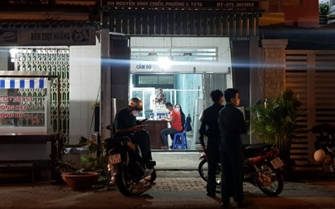 Cướp xông vào tiệm cầm đồ đâm bị thương con gái chủ nhà, cố thủ khi cảnh sát vây bắt