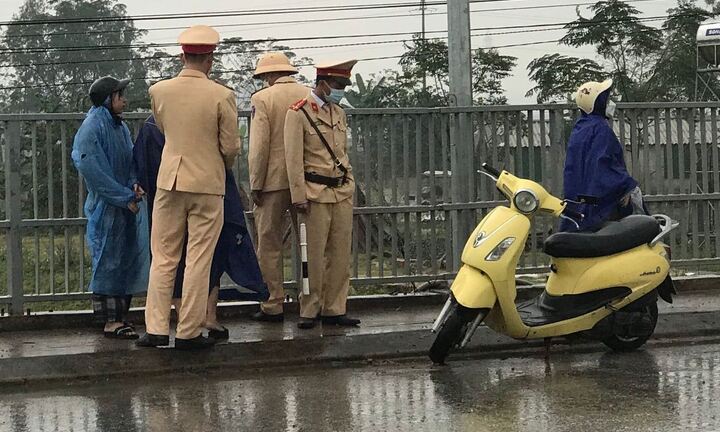 Buồn tủi vì chồng hắt hủi, mẹ chở con gái 13 tuổi ra cầu để tự tử