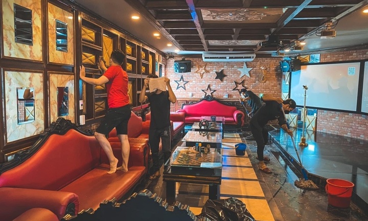 TP.HCM: Karaoke mở lại từ ngày 10/1, nhân viên tất bật dọn dẹp