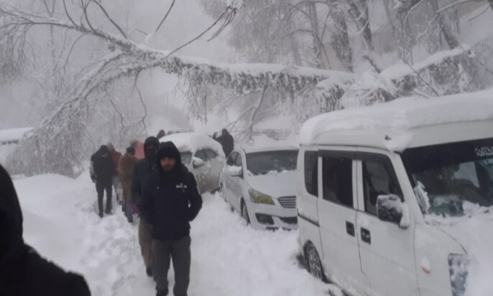Pakistan: Gặp bão tuyết, 21 người chết cóng trong chính xe ô tô của mình