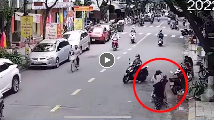 Video: Mẹ không tắt máy khi dừng đỗ, con vặn tay ga khiến xe lao thẳng ra đường