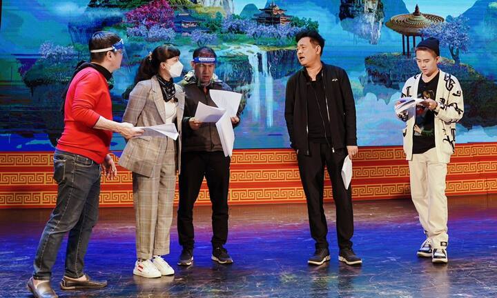 Duy Khánh chia sẻ hình ảnh bên dàn nghệ sĩ gạo cội của Táo Quân 2022