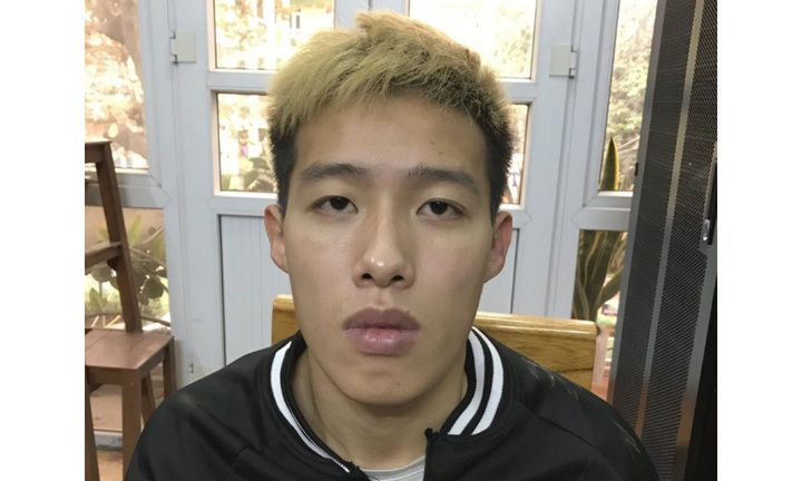 Khống chế nữ lễ tân, kéo lên nóc nhà để cướp 2 điện thoại