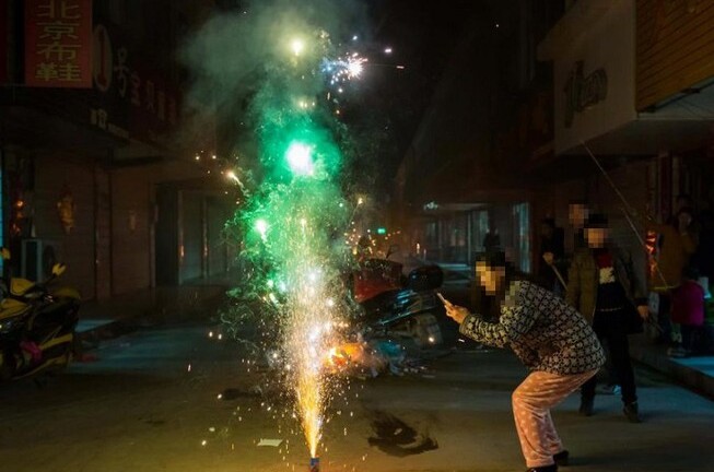 Pháo hoa không nổ được cấp phép để đón giao thừa, người dân Hà Nội mua tại đâu?