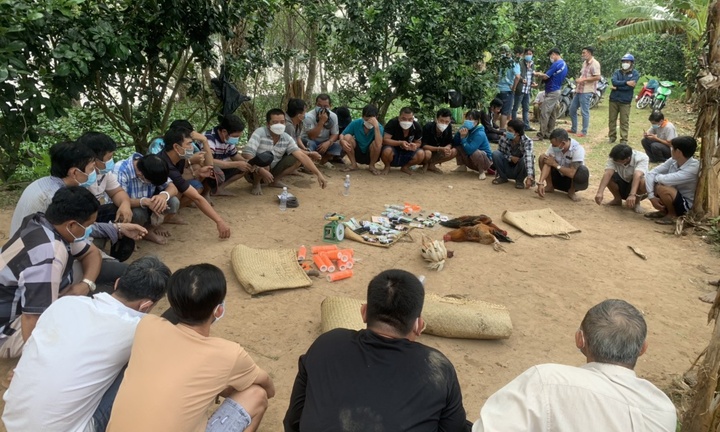 Công an mật phục, vượt sông bắt nhóm đá gà, thu giữ gần 100 triệu đồng 