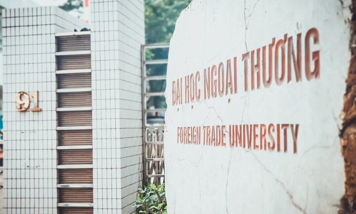 Sinh viên Đại học Ngoại thương đi học trực tiếp sau kỳ nghỉ Tết Nguyên đán 2022