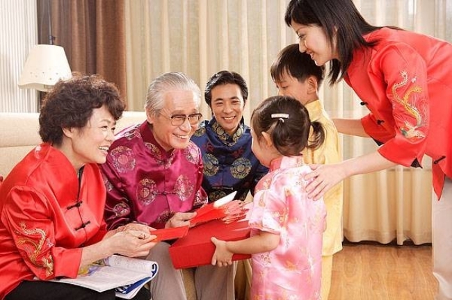 Đang cách ly tại nhà có được tiếp khách đến chúc Tết? 