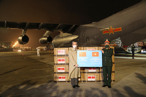 Bộ Quốc phòng tiếp nhận 300.000 liều vắc xin Vero Cell từ Trung Quốc