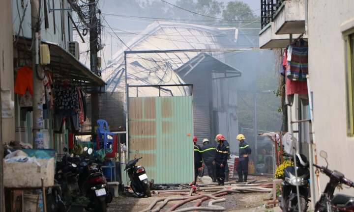 TP.HCM: Cháy 2 xưởng rộng hàng trăm m2, mẹ ôm con mới sinh tháo chạy