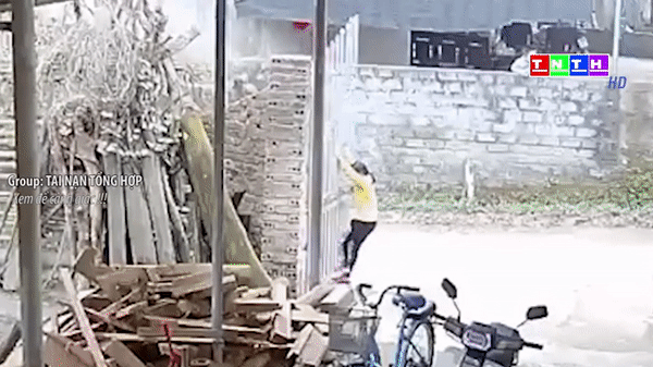 Video: Hoảng hồn trước cảnh bé gái bị cả mảng tường cùng cánh cổng đè lên người