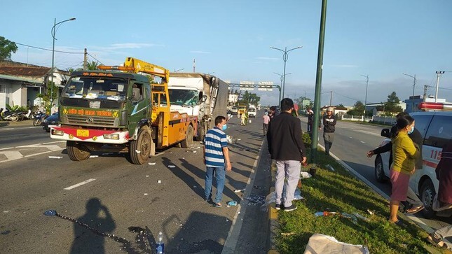 Tài xế xe tải bị tông tử vong khi đang xuống xe, buộc hàng hóa