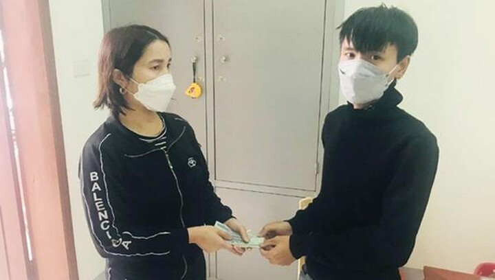 Tin tức thời sự mới nóng nhất 21/2: Anh nông dân trẻ đứng chờ người đánh rơi 12 triệu đồng