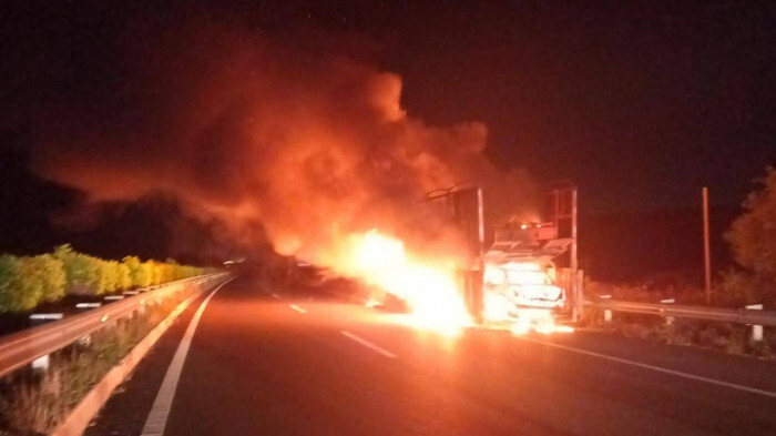 Xe đầu kéo chở 3 ô tô con bốc cháy, thiêu rụi 4 phương tiện đều trơ khung