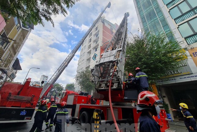 TP.HCM: Giải cứu 3 người mắc kẹt trong đám cháy ở khách sạn