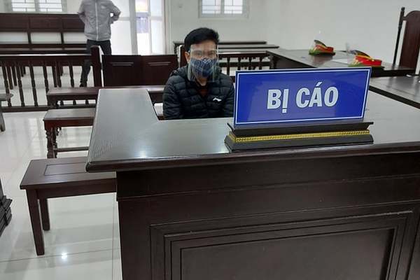 Bực mình chuyện bạn gái bị rủ đi uống rượu đêm, bị cáo xuống tay cứa cổ hàng xóm