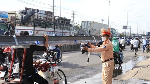 TP.HCM: Chạy xe máy vác bó sắt dài 6,8m, nam thanh niên bị phạt 2,9 triệu đồng