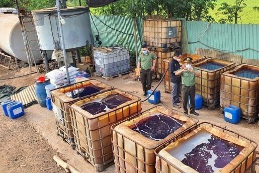 Để xưởng nấu dầu 4.000m2 hoạt động, Bí thư, Chủ tịch xã bị đình chỉ công tác