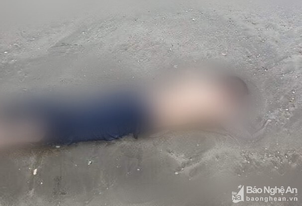 Tá hỏa phát hiện thi thể nam thanh niên có nhiều hình xăm trên bãi biển