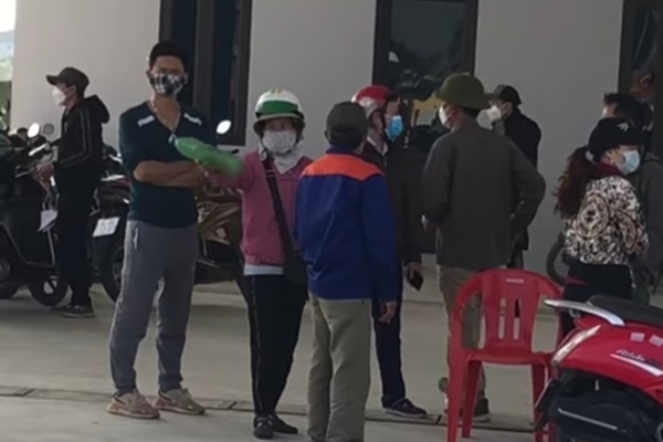 Hải Dương: Người dân hoảng hốt khi mua xăng nhưng được đổ toàn nước lã