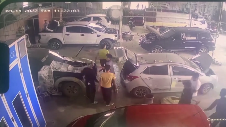 Thanh Hóa: Chủ gara ô tô bị nhóm người lạ cầm theo hung khí đánh đập tới tấp