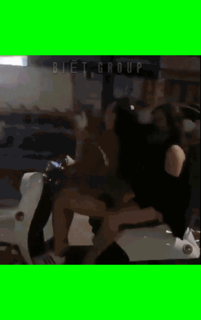 Video: Lái xe như diễn xiếc trên đường, hai cô gái nhận kết đắng