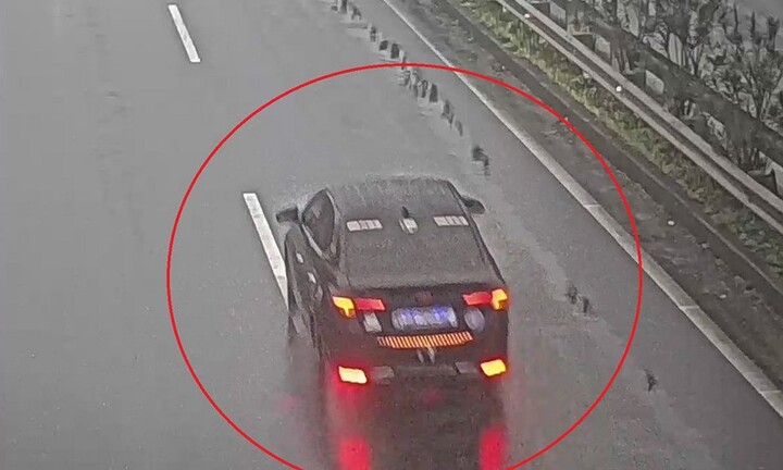Xe lắp đèn led màu xanh vào biển số, chạy ngược chiều suốt 15km trên cao tốc