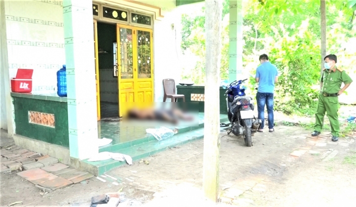 Đang ngủ với vợ, bị hàng xóm gọi dậy, chém tử vong ngay trước hiên nhà