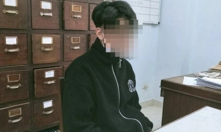 Bán iPhone bố mẹ tặng để có tiền