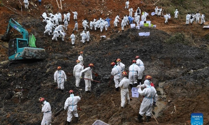 Máy bay chở 132 người rơi ở Trung Quốc: Khoét núi tìm nạn nhân