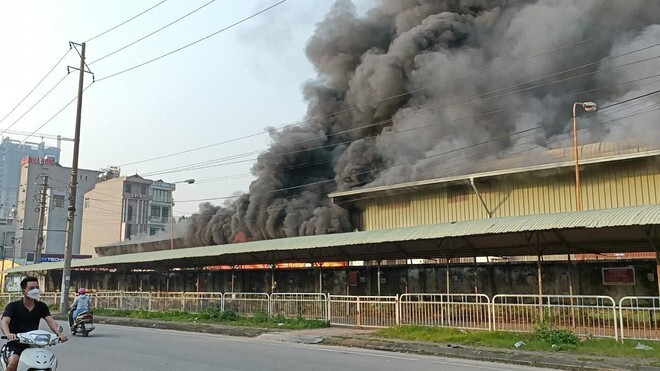 Bắc Giang: Cháy công ty may nhân viên hoảng hốt bỏ chạy, huy động gần 200 cảnh sát dập lửa