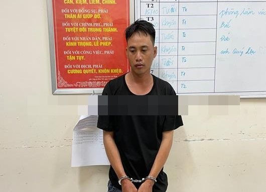 Thấy cô gái cùng dãy trọ đang nằm trong phòng,