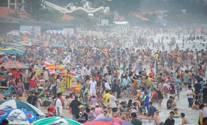 Vũng Tàu: Du khách nườm nượp đi tắm biển, các điểm vui chơi hoạt động hết công suất