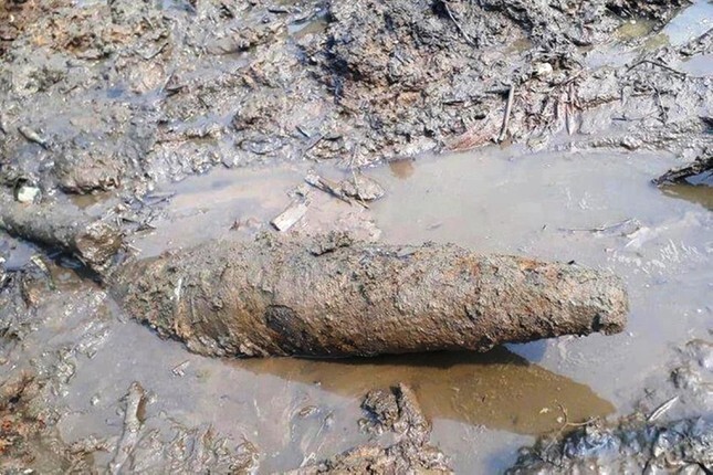 Hoảng hồn phát hiện 2 quả đạn 