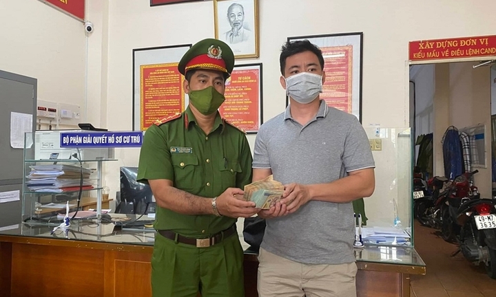 Đại úy công an trả lại 300 triệu đồng cho người đánh rơi